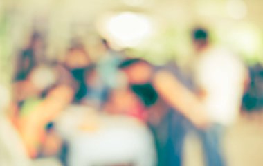 Arka plan kullanımı için Bokeh 'le koridorda yürüyen insanların soyut bulanık görüntüsü. (Klasik ton))