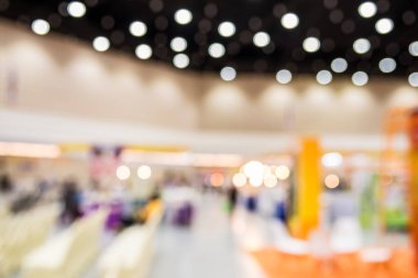 Geniş ve modern salondaki panayırda arka plan için bulanık bir kabin..