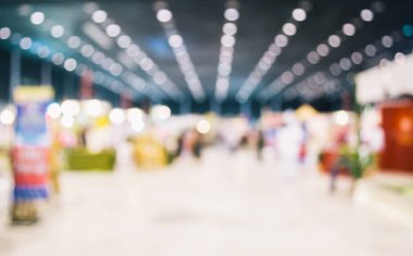 Alışveriş merkezinin ya da ana fuar salonunun bulanık görüntüsü ve arka plan kullanımı ticareti yapan insanlar .