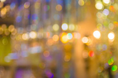 Arkaplan kullanımı için Bokeh renkli ışık tonuyla bulanık avize görüntüsü .