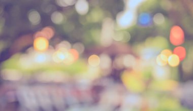 Bokeh 'in arka plan kullanımı için gündüz vakti açık kahve dükkanı ya da restoranın soyut bulanık görüntüsü. (Klasik ton))