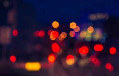 Arka plan kullanımı için gece vakti trafik sıkışıklığı olan kapalı vagonların bulanık görüntüsü. (Klasik ton))