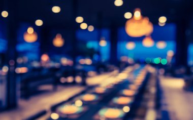 Gece vakti Bokeh 'in arka plan kullanımı için kullandığı Cafe ya da restoranın soyut bulanık görüntüsü. (Klasik ton))