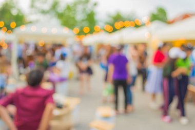 Gündüz festivalinde arka plan kullanımı için yiyecek tezgahının soyut bulanık görüntüsü .