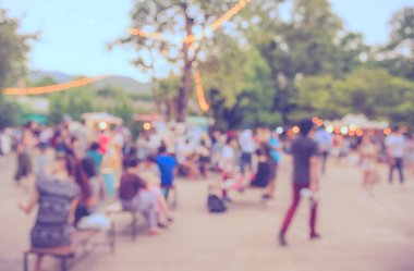 Gündüz festivalinde arka plan kullanımı için Bokeh ile insanların soyut bulanık görüntüsü. (Klasik ton))