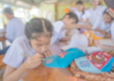Arka plan kullanımı için parlak güneşli oyun odasında resim ve resim yapan bulanık çocukların görüntüsü .