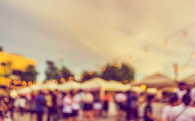 Gündüz festivalinde arka plan kullanımı için yiyecek tezgahının soyut bulanık görüntüsü. (Klasik ton))