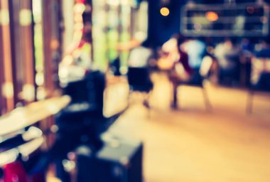 Arka plan kullanımı için Bokeh 'li bir restoran ya da kahve dükkanının bulanık görüntüsü. (Klasik ton))