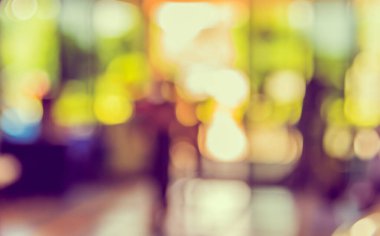 Perakende dükkanında Bokeh 'in arka plan kullanımı için kullandığı insanların soyut bulanık görüntüsü. (Klasik ton))