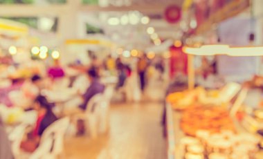 Arka plan kullanımı için Bokeh ile kapalı marketteki yiyecek tezgahının klasik ton bulanık görüntüsü .