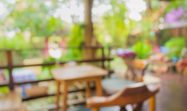 Açık hava restoranının ya da arka plan kullanımı için yeşil ağaç bokeh ile gündüz vakti kahve dükkanının görüntüsü .