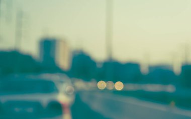 Arka plan kullanımı için gündüz vakti araba kullanan insanların klasik ton bulanık görüntüsü. (içeriden fotoğraf çek)