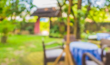 Soyut bulanık açık hava kahve kulübesi görüntüsü gündüz vakti, arka plan kullanımı için bahçede .