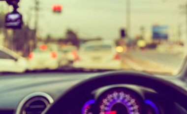 Arka plan kullanımı için gündüz vakti araba kullanan insanların klasik ton bulanık görüntüsü. (içeriden fotoğraf çek)