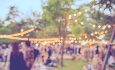 Arka plan kullanımı için Bokeh ile bahçede gündüz festivalinin soyut bulanık görüntüsü. (Klasik ton))