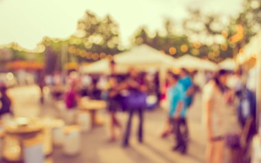 Gündüz festivalinde arka plan kullanımı için yiyecek tezgahının soyut bulanık görüntüsü. (Klasik ton))