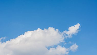 Arkaplan kullanımı için beyaz bulutlu berrak gökyüzü resmi .