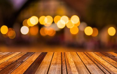 Ahşap tablo resmi ve bulanık bokeh arkaplan renkli ışıklar (bulanık)