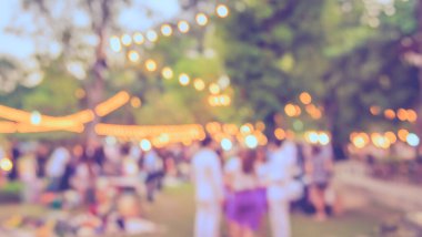 Arka plan kullanımı için Bokeh ile bahçede gündüz festivalinin soyut bulanık görüntüsü. (Klasik ton))