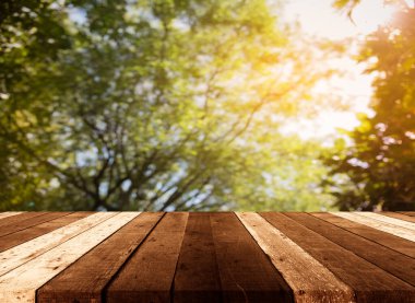 Ahşap tablo ve klasik ton görüntüsü arka plan kullanımı için güneş alan soyut Bokeh yeşil ağaç.