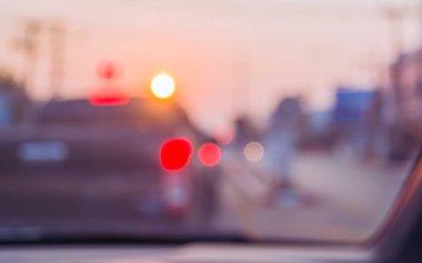 Arka plan kullanımı için akşam vakti araba kullanan insanların klasik ton bulanıklığı görüntüsü. (içeriden fotoğraf çek)