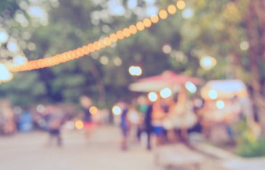 Arka plan kullanımı için Bokeh ile bahçede gündüz festivalinin soyut bulanık görüntüsü. (Klasik ton))