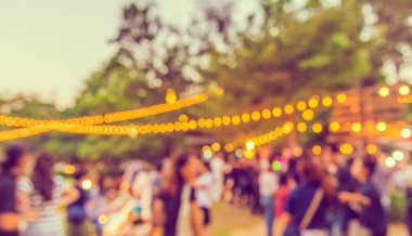 Arka plan kullanımı için Bokeh ile bahçede gündüz festivalinin soyut bulanık görüntüsü. (Klasik ton))