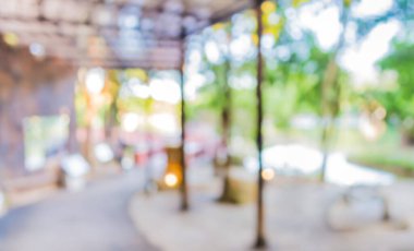 Arkaplan kullanımı için bokeh ile yeşil bahçe için açık alan ile boş koridorun bulanık resmi