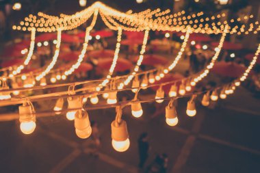 Gece pazarının festival alanındaki ampulün klasik ton görüntüsü..