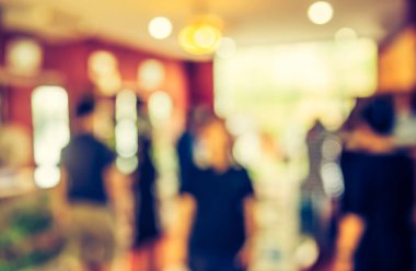 Perakende dükkanında Bokeh 'in arka plan kullanımı için kullandığı insanların soyut bulanık görüntüsü. (Klasik ton))