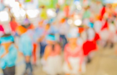 Arkaplan kullanımı için okul etkinliğindeki insanların soyut bulanık görüntüsü .