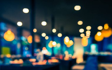 Gece vakti Bokeh 'in arka plan kullanımı için kullandığı Cafe ya da restoranın soyut bulanık görüntüsü. (Klasik ton))