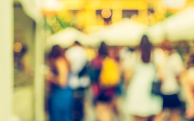 Gündüz festivalinde arka plan kullanımı için yiyecek tezgahının soyut bulanık görüntüsü. (Klasik ton))