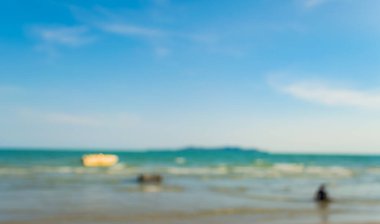 Arka plan kullanımı için sahilde yürüyen bulanık insanların soyut görüntüsü .