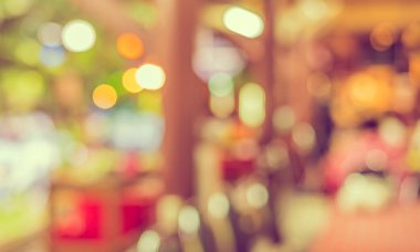 Gündüz vakti Bokeh 'in arka plan kullanımı için kullandığı kafenin ya da restoranın soyut bulanık görüntüsü. (Klasik ton))
