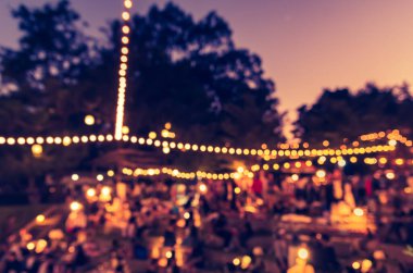Arka plan kullanımı için Bokeh ile bahçede gece festivalinin klasik ton bulanık görüntüsü .