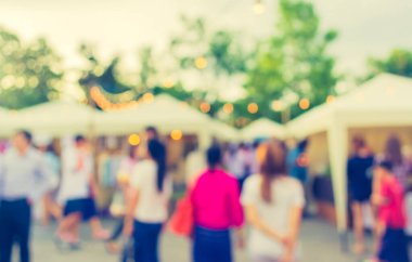 Gündüz festivalinde arka plan kullanımı için yiyecek tezgahının soyut bulanık görüntüsü. (Klasik ton))