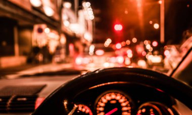 Arka plan kullanımı için gece vakti ışık saçan içerideki arabanın bulanık görüntüsü. (Klasik ton))