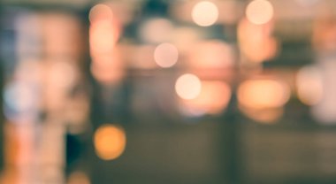 Gece vakti Bokeh 'in arka plan kullanımı için kullandığı kafenin ya da restoranın soyut bulanık görüntüsü. (Klasik ton))