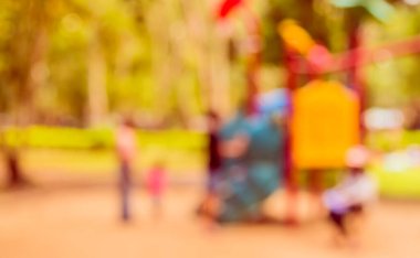 Kamu parkındaki çocuk parkının arka plan kullanımı için soyut bulanık görüntüsü. (Klasik ton))