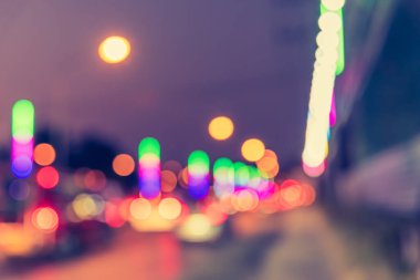 Arka plan kullanımı için gece vakti renkli ışıkları olan bulanık sokak Bokeh 'inin klasik ton görüntüsü .
