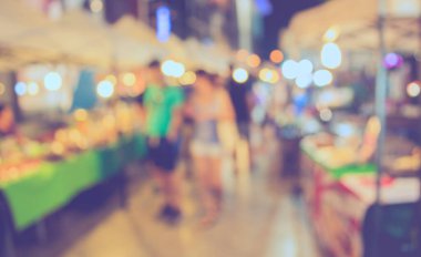 Caddedeki gece festivalinin bulanık görüntüsü Bokeh ile bulanık arkaplan. (Klasik ton))