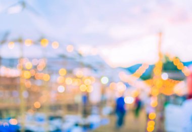 Arka plan kullanımı için gündüz festivalinin soyut bulanık görüntüsü. (Klasik ton))