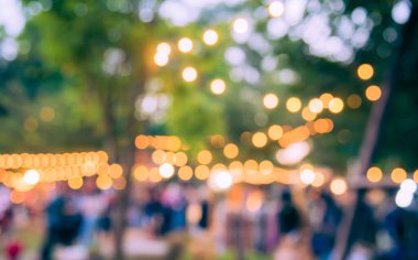 Arka plan kullanımı için Bokeh ile bahçede gündüz festivalinin soyut bulanık görüntüsü. (Klasik ton))