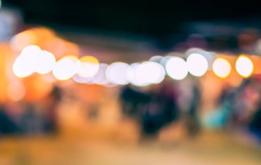 Arka plan kullanımı için Bokeh ile sokakta bulanık gece pazarının klasik ton görüntüsü .