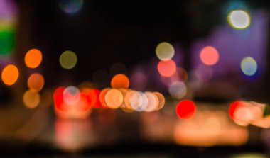 Arka plan için gece vakti trafik sıkışıklığından gelen bokeh ışıkları olan içerideki arabaların klasik ton bulanık görüntüsü.