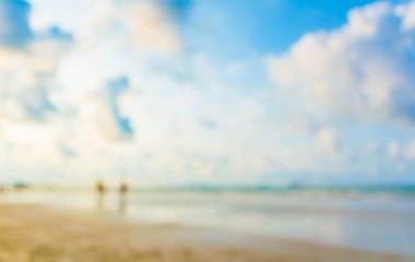 Arkaplan kullanımı için deniz kıyısı ve mavi gökyüzünün soyut bulanık görüntüsü .
