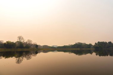 Kirlilik sisli göl görüntüsü, Chiang Mai Tayland. Kötü havadaki Başbakan 2.5 mikron çiftçinin kuru yaprak yakmasından geliyor..