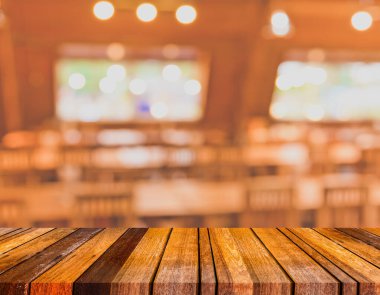 Klasik ton ahşap masa ve arka plan kullanımı için Bokeh ile kafeterya veya restoranın bulanık görüntüsü.