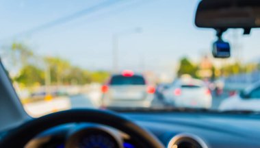 Arkaplan kullanımı için gün içinde Bokeh ile içerideki aracın bulanık görüntüsü.